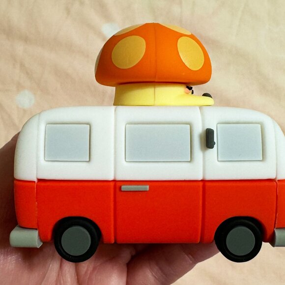 Smoko Camper Kai Vinyl Toy - Picture 5 of 9